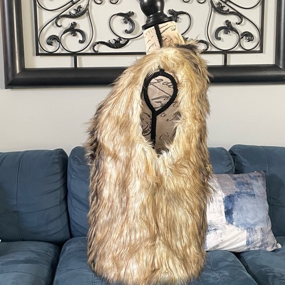 Forever 21 Faux Fur Vest - Picture 4 of 7